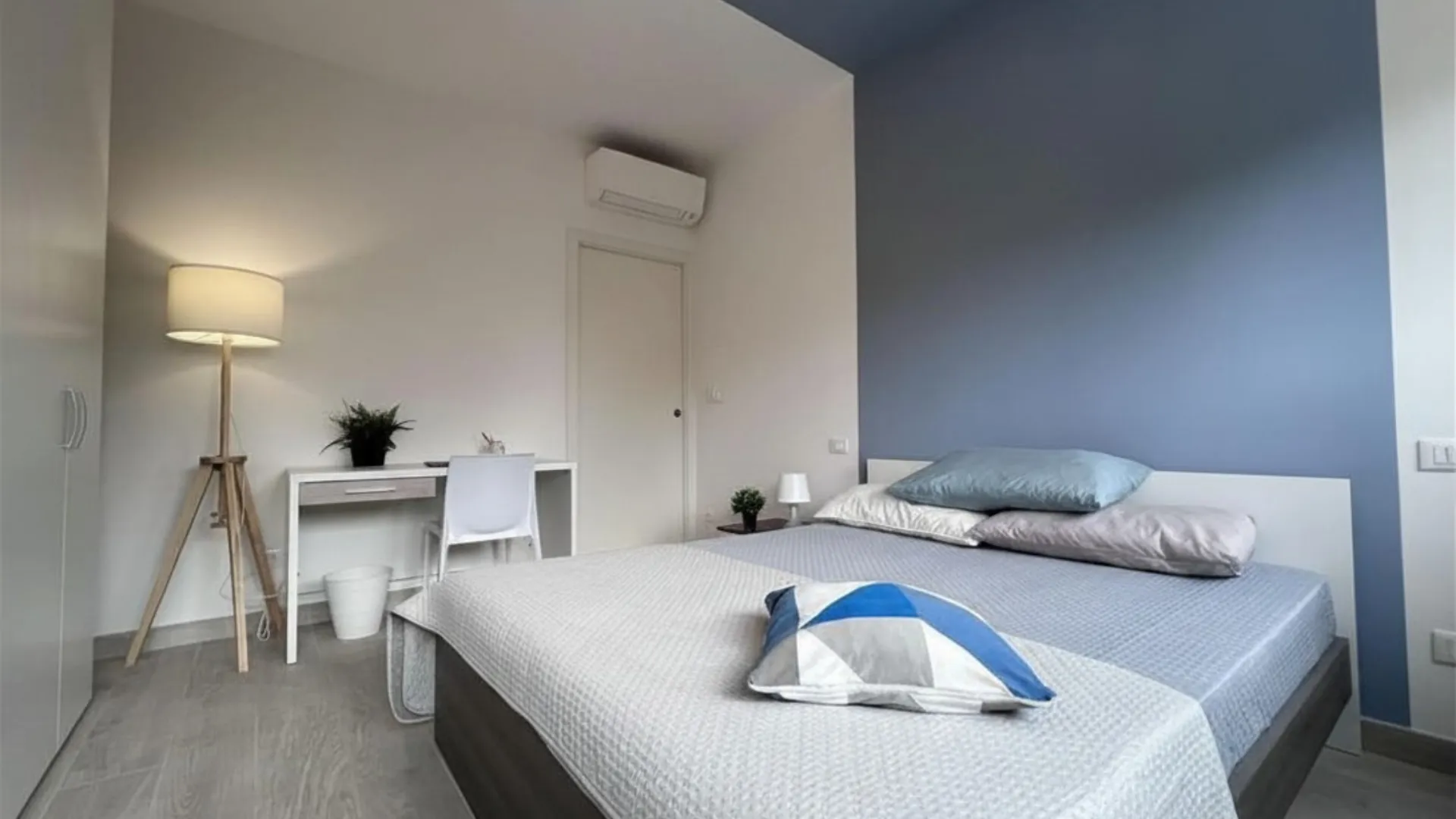 Private room in Milan photo 3